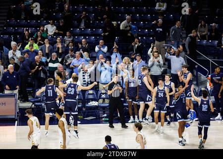 South Bend, Indiana, USA. Dezember 2023. Spieler und Fans von Citadel reagieren auf die NCAA-Basketballspiele zwischen den Citadel Bulldogs und den Notre Dame Fighting Irish im Purcell Pavilion im Joyce Center in South Bend, Indiana. John Mersits/CSM/Alamy Live News Stockfoto