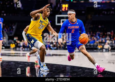 19. Dezember 2023: Florida Gators Guard Riley Kugel (2) fährt auf Michigan Wolverines Forward Tarris Reed Jr. (32) während der ersten Hälfte des Jumpman Invitational 2023 im Spectrum Center in Charlotte, NC. (Scott Kinser/CSM) Stockfoto