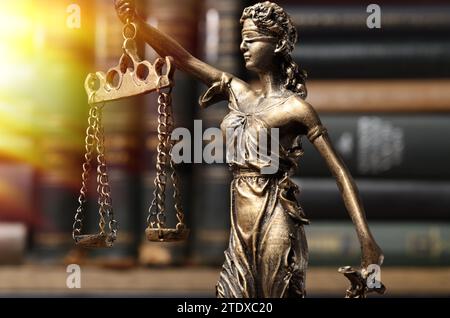 Symbol für eine gerechte Behandlung nach dem Gesetz. Statue von Lady Justice vor verschwommenem Hintergrund Stockfoto