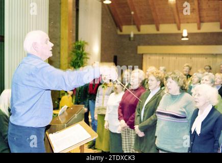 Dirigent Richard Heidema 50 Jahre, 02.03.2002, Whizgle News aus der Vergangenheit, zugeschnitten auf die Zukunft. Erkunden Sie historische Geschichten, das Image der niederländischen Agentur aus einer modernen Perspektive, die die Lücke zwischen den Ereignissen von gestern und den Erkenntnissen von morgen überbrückt. Eine zeitlose Reise, die die Geschichten prägt, die unsere Zukunft prägen. Stockfoto