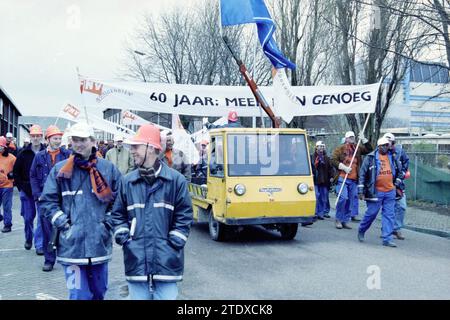 Tarifvertragsklage Hoogovens, IJmuiden, IJmuiden, Niederlande, 21-03-1999, Whizgle News aus der Vergangenheit, zugeschnitten auf die Zukunft. Erkunden Sie historische Geschichten, das Image der niederländischen Agentur aus einer modernen Perspektive, die die Lücke zwischen den Ereignissen von gestern und den Erkenntnissen von morgen überbrückt. Eine zeitlose Reise, die die Geschichten prägt, die unsere Zukunft prägen. Stockfoto