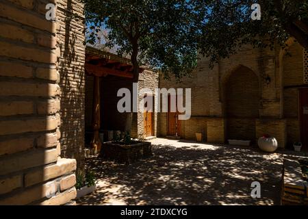 26. JUNI 2023, BUCHARA, USBEKISTAN: Fantastischer Morgenblick auf das historische Zentrum von Buchara, Usbekistan. Die antike Stadt wurde von der UNESCO als AA gelistet Stockfoto