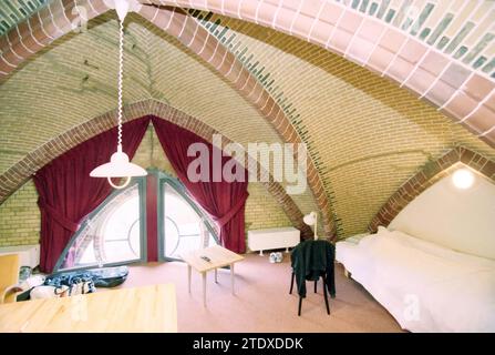 Sacred Heart Church, Apartments, Haarlem, Niederlande, 02-09-1998, Whizgle News aus der Vergangenheit, zugeschnitten auf die Zukunft. Erkunden Sie historische Geschichten, das Image der niederländischen Agentur aus einer modernen Perspektive, die die Lücke zwischen den Ereignissen von gestern und den Erkenntnissen von morgen überbrückt. Eine zeitlose Reise, die die Geschichten prägt, die unsere Zukunft prägen. Stockfoto