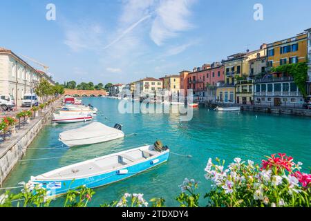 Peschiera del Garda: Altstadt, Kanal Canale di Mezzo in Verona, Veneto, Italien Stockfoto