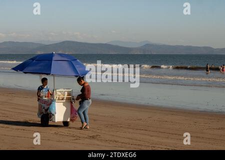 Sonnenverwöhnte Momente: Pulsierende Szenen entfalten sich an den Stränden von Nayarit, während die Sonne die lebhafte Atmosphäre erfüllt. Stockfoto