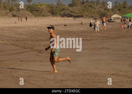 Sonnenverwöhnte Momente: Pulsierende Szenen entfalten sich an den Stränden von Nayarit, während die Sonne die lebhafte Atmosphäre erfüllt. Stockfoto