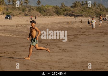 Sonnenverwöhnte Momente: Pulsierende Szenen entfalten sich an den Stränden von Nayarit, während die Sonne die lebhafte Atmosphäre erfüllt. Stockfoto