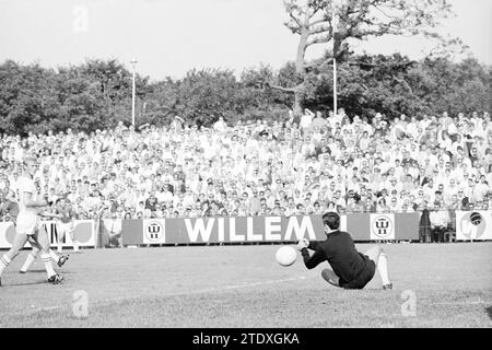 Football Telstar - AZ'67, 25-08-1968, Whizgle News from the Past, maßgeschneidert für die Zukunft. Erkunden Sie historische Geschichten, das Image der niederländischen Agentur aus einer modernen Perspektive, die die Lücke zwischen den Ereignissen von gestern und den Erkenntnissen von morgen überbrückt. Eine zeitlose Reise, die die Geschichten prägt, die unsere Zukunft prägen. Stockfoto