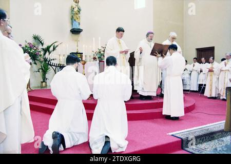 Ordination von vier Diakonen, Heiloo, Heiloo, 24-03-1999, Whizgle News aus der Vergangenheit, zugeschnitten auf die Zukunft. Erkunden Sie historische Geschichten, das Image der niederländischen Agentur aus einer modernen Perspektive, die die Lücke zwischen den Ereignissen von gestern und den Erkenntnissen von morgen überbrückt. Eine zeitlose Reise, die die Geschichten prägt, die unsere Zukunft prägen. Stockfoto