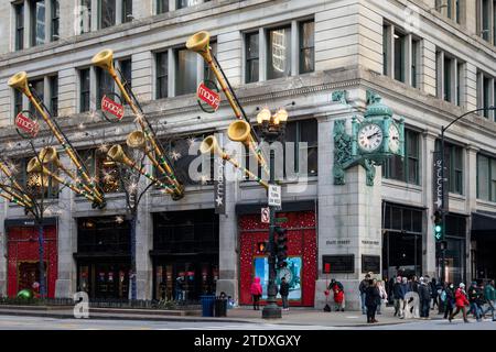 Chicago, USA. 19. Dezember 2023. Ein allgemeiner Blick auf das Äußere von Macy's Flagship-Kaufhaus an der State Street in der Innenstadt von Chicago, das zu Weihnachten dekoriert ist. Es wurde berichtet, dass Arkhouse Management und Brigade Capital Management am 1. Dezember einen Rückkaufvorschlag im Wert von 5,8 Milliarden US-Dollar einreichten, in dem sie vorschlugen, Macy’s Aktien zu erwerben, die sie noch nicht besitzen. In der Vergangenheit haben Investoren Macy's Besitz von Hunderten von Geschäften und Immobilien als wertvoll, wenn nicht sogar noch mehr gesehen als das Einzelhandelsgeschäft Credit: Stephen Chung / Alamy Live News Stockfoto