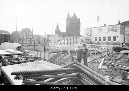 Baustelle neben Amsterdamse Poort, Haarlem, Niederlande, Whizgle News aus der Vergangenheit, zugeschnitten auf die Zukunft. Erkunden Sie historische Geschichten, das Image der niederländischen Agentur aus einer modernen Perspektive, die die Lücke zwischen den Ereignissen von gestern und den Erkenntnissen von morgen überbrückt. Eine zeitlose Reise, die die Geschichten prägt, die unsere Zukunft prägen. Stockfoto