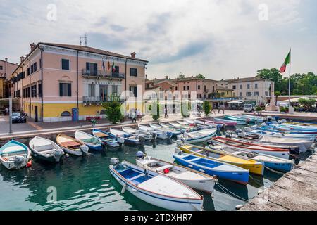 Bardolino: Gardasee, Hafen, Boote, Rathaus in Verona, Veneto, Italien Stockfoto