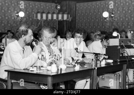 Gesangsfestival in Zijlpoort, Gesangschöre und Gesangschöre, 01-05-1988, Whizgle News from the Past, Tailored for the Future. Erkunden Sie historische Geschichten, das Image der niederländischen Agentur aus einer modernen Perspektive, die die Lücke zwischen den Ereignissen von gestern und den Erkenntnissen von morgen überbrückt. Eine zeitlose Reise, die die Geschichten prägt, die unsere Zukunft prägen. Stockfoto