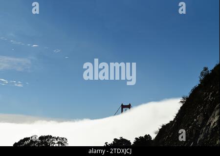 San Francisco, Kalifornien, USA. Nur die Spitze eines der Türme der Golden Gate Bridge ist sichtbar, da der Nebel den Rest des Gebäudes bedeckt. Stockfoto
