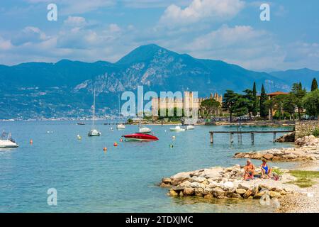 Torri del Benaco: Gardasee, Hafen, Boote, Blick auf das Schloss Castello Scaligero in Verona, Venetien, Italien Stockfoto