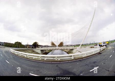 Calatrava Bridges, Haarlemmermeer, 18-04-2004, Whizgle News from the Past, Tailored for the Future. Erkunden Sie historische Geschichten, das Image der niederländischen Agentur aus einer modernen Perspektive, die die Lücke zwischen den Ereignissen von gestern und den Erkenntnissen von morgen überbrückt. Eine zeitlose Reise, die die Geschichten prägt, die unsere Zukunft prägen. Stockfoto