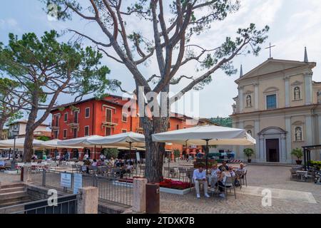 Torri del Benaco: hafenpromenade, Restaurant in Verona, Veneto, Italien Stockfoto