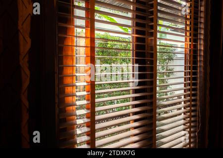 Öffnen Sie die Fensterläden aus Holz, schließen Sie sie. Stockfoto