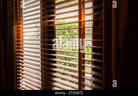 Öffnen Sie die Fensterläden aus Holz, schließen Sie sie. Stockfoto