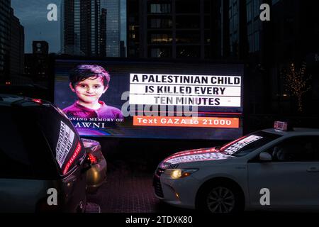 Chicago, USA. 19. Dezember 2023. Ein Van, der auf der W Adams Street-Brücke geparkt ist, trägt einen digitalen Bildschirm, der von den amerikanischen Muslimen für Palästina gesponsert wird, mit Botschaften, die einen Waffenstillstand für Israels Krieg gegen die Hamas nach dem Angriff vom 7. Oktober fordern. Quelle: Stephen Chung / Alamy Live News Stockfoto