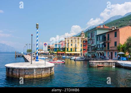 Brenzone sul Garda: Gardasee, Ortsteil Castelletto, Hafen, Boote in Verona, Veneto, Italien Stockfoto