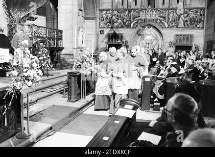 Bischof Bomers und Weihbischof Lescrauwaert, RK Bavo, Haarlem, Weihe, römisch-katholische Kirche, Haarlem, Niederlande, 14-01-1984, Whizgle News from the Past, maßgeschneidert für die Zukunft. Erkunden Sie historische Geschichten, das Image der niederländischen Agentur aus einer modernen Perspektive, die die Lücke zwischen den Ereignissen von gestern und den Erkenntnissen von morgen überbrückt. Eine zeitlose Reise, die die Geschichten prägt, die unsere Zukunft prägen. Stockfoto