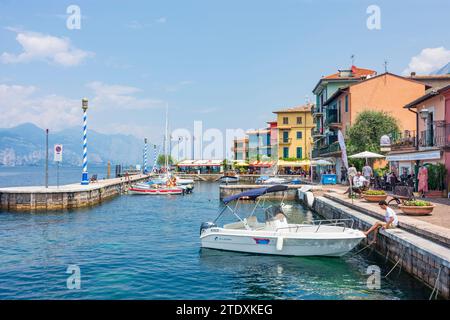 Brenzone sul Garda: Gardasee, Ortsteil Castelletto, Hafen, Boote in Verona, Veneto, Italien Stockfoto