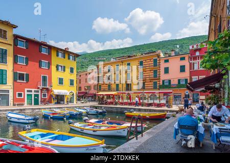 Brenzone sul Garda: Gardasee, Ortsteil Castelletto, Hafen, Boote in Verona, Veneto, Italien Stockfoto