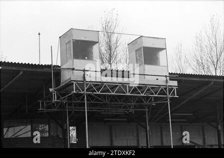 Baugerüst für die Fernsehsendung Haarlem, Football Haarlem, 29-10-1982, Whizgle News aus der Vergangenheit, zugeschnitten auf die Zukunft. Erkunden Sie historische Geschichten, das Image der niederländischen Agentur aus einer modernen Perspektive, die die Lücke zwischen den Ereignissen von gestern und den Erkenntnissen von morgen überbrückt. Eine zeitlose Reise, die die Geschichten prägt, die unsere Zukunft prägen. Stockfoto