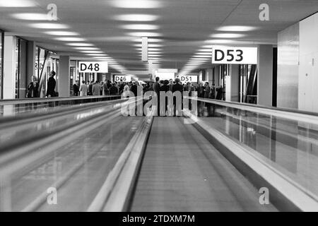 D-Pier öffnen, mr. Construction und Mr. Smith, Schiphol, 28.03.1996, Whizgle News aus der Vergangenheit, maßgeschneidert für die Zukunft. Erkunden Sie historische Geschichten, das Image der niederländischen Agentur aus einer modernen Perspektive, die die Lücke zwischen den Ereignissen von gestern und den Erkenntnissen von morgen überbrückt. Eine zeitlose Reise, die die Geschichten prägt, die unsere Zukunft prägen. Stockfoto