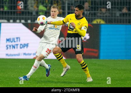 Dortmund, Deutschland. Dezember 2023. Emre Can (R) von Dortmund streitet mit Jonathan Burkardt von Mainz während eines Bundesliga-Spiels zwischen Borussia Dortmund und FSV Mainz 05 in Dortmund, Deutschland, 19. Dezember 2023. Quelle: Joachim Bywaletz/Xinhua/Alamy Live News Stockfoto