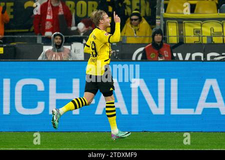 Dortmund, Deutschland. Dezember 2023. Julian Brandt aus Dortmund feiert das Torspiel während eines Bundesliga-Spiels zwischen Borussia Dortmund und FSV Mainz 05 in Dortmund am 19. Dezember 2023. Quelle: Joachim Bywaletz/Xinhua/Alamy Live News Stockfoto