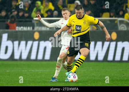 Dortmund, Deutschland. Dezember 2023. Niklas Sule (R) aus Dortmund streitet mit Jonathan Burkardt aus Mainz während eines Bundesliga-Spiels zwischen Borussia Dortmund und FSV Mainz 05 in Dortmund, Deutschland, 19. Dezember 2023. Quelle: Joachim Bywaletz/Xinhua/Alamy Live News Stockfoto