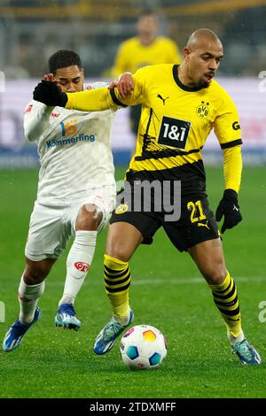 Dortmund, Deutschland. Dezember 2023. Donyell Malen (R) von Dortmund streitet mit Philipp Mwene von Mainz während eines Bundesliga-Spiels zwischen Borussia Dortmund und FSV Mainz 05 in Dortmund, Deutschland, 19. Dezember 2023. Quelle: Joachim Bywaletz/Xinhua/Alamy Live News Stockfoto