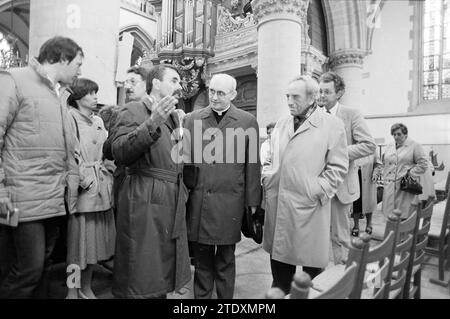 Bischof Bomers besucht St. Bavo, Kirchen, römisch-katholische Kirche, 20-05-1984, Whizgle News aus der Vergangenheit, zugeschnitten auf die Zukunft. Erkunden Sie historische Geschichten, das Image der niederländischen Agentur aus einer modernen Perspektive, die die Lücke zwischen den Ereignissen von gestern und den Erkenntnissen von morgen überbrückt. Eine zeitlose Reise, die die Geschichten prägt, die unsere Zukunft prägen. Stockfoto