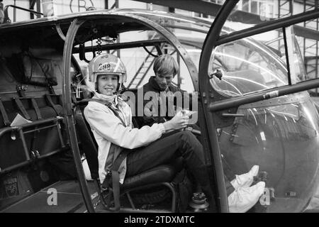 René van de Hulst bei der Soesterberg Air Force, Air Force and Alarm, Soesterberg, 28-06-1984, Whizgle News from the Past, Tailored for the Future. Erkunden Sie historische Geschichten, das Image der niederländischen Agentur aus einer modernen Perspektive, die die Lücke zwischen den Ereignissen von gestern und den Erkenntnissen von morgen überbrückt. Eine zeitlose Reise, die die Geschichten prägt, die unsere Zukunft prägen. Stockfoto