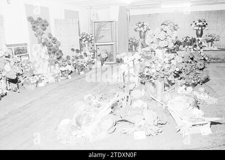 Flower Parade Aalsmeer, Flower Parade, Blumenausstellung, 01-09-1967, Whizgle News from the Past, maßgeschneidert für die Zukunft. Erkunden Sie historische Geschichten, das Image der niederländischen Agentur aus einer modernen Perspektive, die die Lücke zwischen den Ereignissen von gestern und den Erkenntnissen von morgen überbrückt. Eine zeitlose Reise, die die Geschichten prägt, die unsere Zukunft prägen. Stockfoto