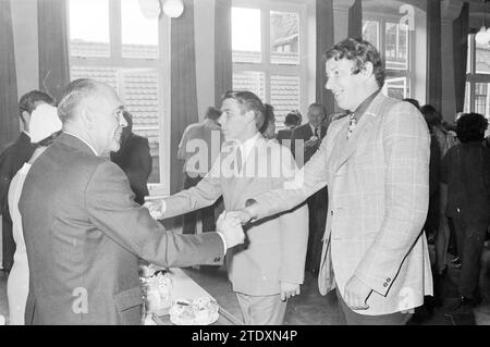 HR. Jubiläum und Empfang Kalf, Haarlems Dagblad, etc. Und IJmuider Courant and Koeri, 15-09-1970, Whizgle News from the Past, Tailored for the Future. Erkunden Sie historische Geschichten, das Image der niederländischen Agentur aus einer modernen Perspektive, die die Lücke zwischen den Ereignissen von gestern und den Erkenntnissen von morgen überbrückt. Eine zeitlose Reise, die die Geschichten prägt, die unsere Zukunft prägen. Stockfoto