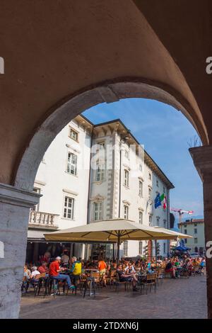 Arco: piazza III Novembre, Rathaus, Altstadt im Trentino, Trentino-Südtirol, Italien Stockfoto