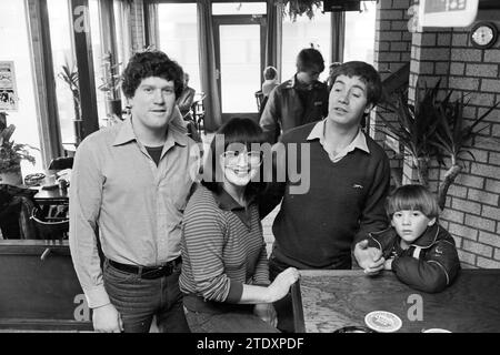 Café 't Eindpunt: Bloemendaal aan Zee, Café, Bloemendaal aan Zee, 11-03-1981, Whizgle News from the Past, maßgeschneidert für die Zukunft. Erkunden Sie historische Geschichten, das Image der niederländischen Agentur aus einer modernen Perspektive, die die Lücke zwischen den Ereignissen von gestern und den Erkenntnissen von morgen überbrückt. Eine zeitlose Reise, die die Geschichten prägt, die unsere Zukunft prägen. Stockfoto