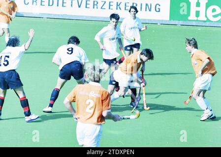 Hockeyspiel Bloemendaal-Amsterdam, 01-04-1995, Whizgle News from the Past, maßgeschneidert für die Zukunft. Erkunden Sie historische Geschichten, das Image der niederländischen Agentur aus einer modernen Perspektive, die die Lücke zwischen den Ereignissen von gestern und den Erkenntnissen von morgen überbrückt. Eine zeitlose Reise, die die Geschichten prägt, die unsere Zukunft prägen. Stockfoto