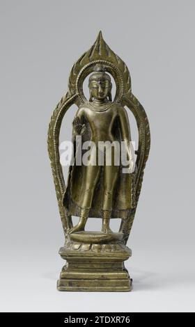 Buddha, der Bodhisattva Maitreya, anonym, ca. 800 - ca. 1000 Gautama Buddha, der auf Lotus Kissen steht; kleiner Vlamensaurool um den Kopf und ein großes um den Körper. Jammukasjmir Messing (Legierung) Gautama Buddha steht auf Lotus Kissen; kleines Vlamensaurool um den Kopf und ein großes um den Körper. Jammukasjmir Messing (Legierung) Stockfoto