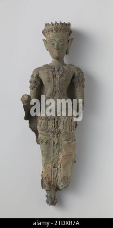 Stehender Buddha, Anonym, 1500 - 1700 stehender Buddha, gekrönte und reich verzierte Kleidung; die Hände und ein Teil der Arme, die Oberseite der Haare, die Unterseite des Teppichs und die Füße wurden abgerissen. Thailand Bronze (Metall) stehender Buddha, gekrönte und reich verzierte Kleidung; die Hände und ein Teil der Arme, die Oberseite der Haare, die Unterseite des Teppichs und die Füße wurden abgerissen. Thailand Bronze (Metall) Stockfoto