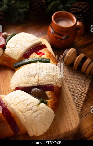 Three Kings Bread, auch Rosca de Reyes, Roscon, Epiphany Cake genannt, traditionell serviert mit heißer Schokolade in einem lehmigen Jarrito. Mexikanische Tradition auf J Stockfoto