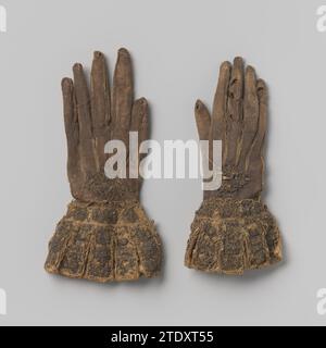 Handschuh aus braunem Leder mit Stickerei aus Seide und Silberdraht, anonym, ca. 1600 - ca. 1699 linker Handschuh aus braunem Wachsleder, mit gewellter Seidenhaube. Auf der Kapuze und auf der Rückseite mit Blumen aus Metalldraht und Lovers gestickt. Sehr umgekommen. West-Europa Ganzes: Leder. Kapuze: Seide. Stickerei: Linker Handschuh mit Silberfäden aus braunem Wachsleder, mit Kapuze aus Seide mit Muschelmuster. Auf der Kapuze und auf der Rückseite mit Blumen aus Metalldraht und Lovers gestickt. Sehr umgekommen. West-Europa Ganzes: Leder. Kapuze: Seide. Stickerei: Silberfädenstickerei Stockfoto