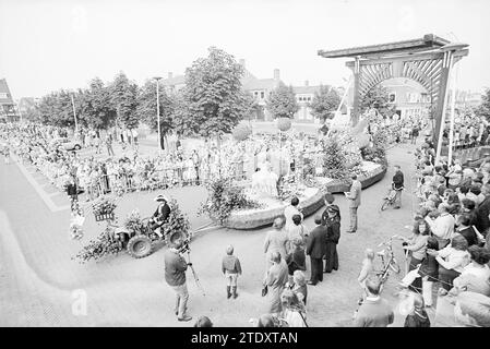 Flower Parade Aalsmeer, Flower Parade, Blumenausstellung, 04-09-1971, Whizgle News from the Past, Tailored for the Future. Erkunden Sie historische Geschichten, das Image der niederländischen Agentur aus einer modernen Perspektive, die die Lücke zwischen den Ereignissen von gestern und den Erkenntnissen von morgen überbrückt. Eine zeitlose Reise, die die Geschichten prägt, die unsere Zukunft prägen. Stockfoto