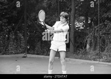 Tennisverein TVB, Barendrecht, Whizgle News aus der Vergangenheit, zugeschnitten auf die Zukunft. Erkunden Sie historische Geschichten, das Image der niederländischen Agentur aus einer modernen Perspektive, die die Lücke zwischen den Ereignissen von gestern und den Erkenntnissen von morgen überbrückt. Eine zeitlose Reise, die die Geschichten prägt, die unsere Zukunft prägen. Stockfoto