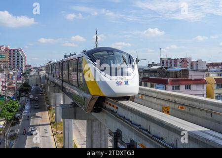 Gelbe MRTA-Einschienenbahn unbemannt, Autopilot-Himmelszug. Thailand, Bangkok. dezember 2023. Stockfoto