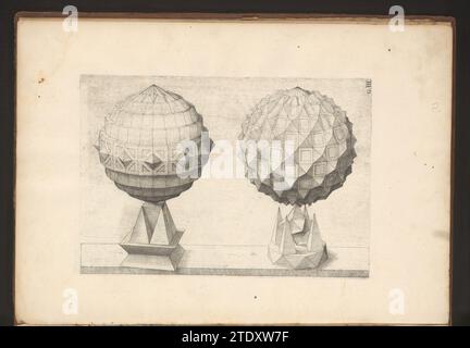 Zwei Multiflächen mit einer Kugel als Ausgangspunkt, Jost Amman, nach Wenzel Jamnitzer, 1568 werden die geometrischen Figuren (Polyhedra) von links nach rechts komplexer. Nummeriert: G.III Dieser Druck ist Teil eines Buches. Nürnberger Papier die geometrischen Figuren (Polyhedra) werden von links nach rechts komplexer. Nummeriert: G.III Dieser Druck ist Teil eines Buches. Nürnberger Papierätzung Stockfoto