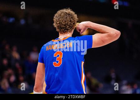 Charlotte, NC, USA. Dezember 2023. Das Florida Gators Center Micah Handlogten (3) feiert während der ersten Halbzeit gegen die Michigan Wolverines im Jumpman Invitational 2023 im Spectrum Center in Charlotte, NC. (Scott Kinser/CSM). Quelle: csm/Alamy Live News Stockfoto